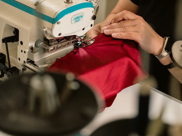 Guia completo: como costurar um tecido de forro com perfeição